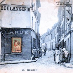 Le Grenier de la Mandoune. Ancienne boîte en tôle décor enfant au téléphone orange. French Antique