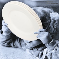 4 assiettes plates blanc-cassé Digoin Sarreguemines, 1920 - 1950