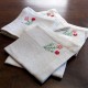 Ensemble composé de 6 serviettes anciennes à thé, décors brodés petites fleurs