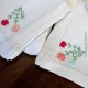 Ensemble composé de 6 serviettes anciennes à thé, décors brodés petites fleurs