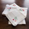 Ensemble composé de 6 serviettes anciennes à thé, décors brodés petites fleurs