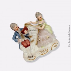 Figurine couple de musiciens en biscuit et dentelle