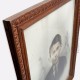Cadre ancien en bois sculpté vitré. Portrait photographique d'un jeune homme