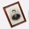 Cadre ancien en bois sculpté. Portrait photographique d'un jeune homme