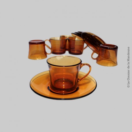 Ensemble de 5 Tasses Duralex France avec soucoupes, tasses à thé verre ambre. Vintage