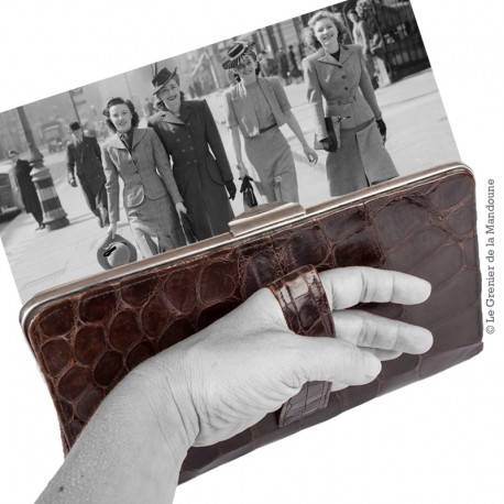 Pochette à main de femme, en cuir gaufré imitation croco 1947
