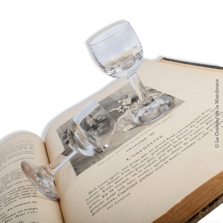 Le Grenier de la Mandoune. 2 petits verres 19ème ou début 20ème siècle, en verre soufflé / moulé