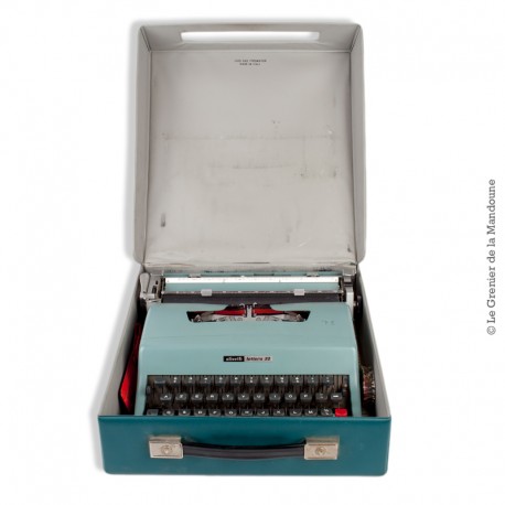 Le Grenier de la Mandoune. Machine à écrire vintage de collection Olivetti Lettera 32 de 1967 couleur vert d’eau clair