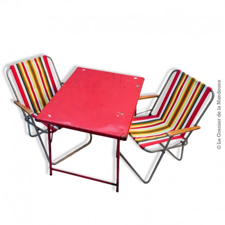 Le Grenier de la Mandoune. Table pliante en métal couleur rouge, camping vintage