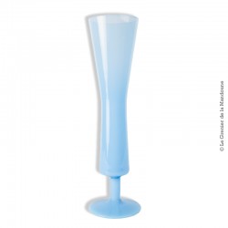 Vase de forme cintrée sur pied en opaline bleu, vintage