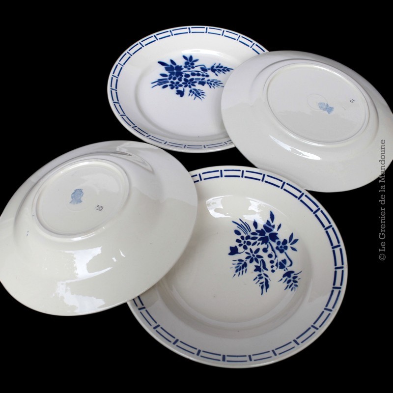 Lave-main d'angle en porcelaine blanche décor fleurs anciennes camaieux de  bleu