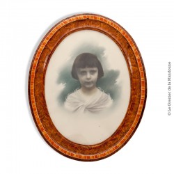 Portrait photographique d’une jeune fille, rehaussée en couleurs vers 1940 - 1950, cadre ovale ancien en loupe d'orme
