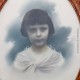 Le Grenier de la Mandoune. Portrait photographique d’une jeune fille, rehaussée en couleurs vers 1940 - 1950, cadre ancien en lo