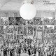 Le Grenier de la Mandoune. Plafonnier, applique vintage, grand globe en opaline blanc déco des années 1960. French Design