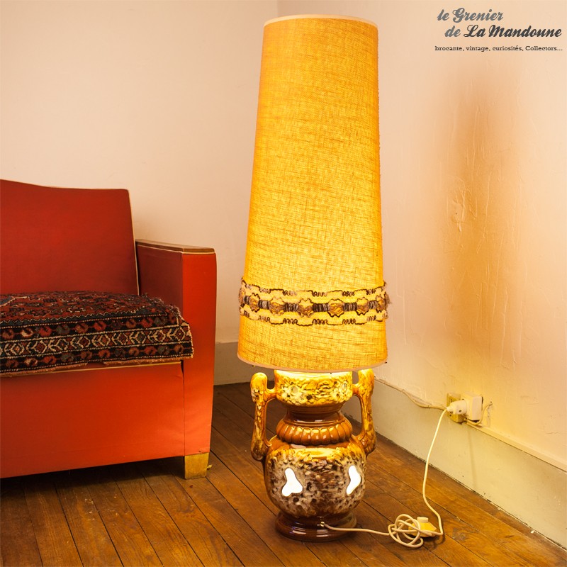 Lampe de sol Vintage, pied en céramique et abat jour tissu des années 70.  Très décorative ! 2 sources de lumière