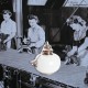 Le Grenier de la Mandoune. Lustre suspension opaline blanc décor argenté,  années 1960. French Vintage